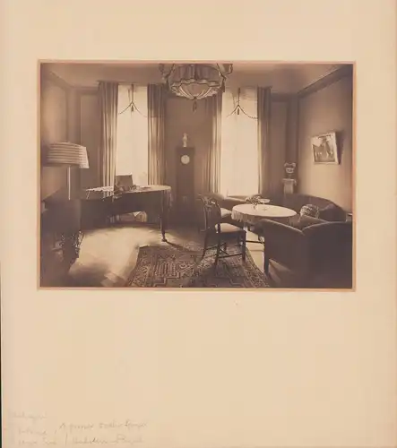 Fotoalbum 4 Fotografien Villa Neumark, Ansicht Neumark in Sachsen, Interieur, Möbel, Klavier, Porzelan