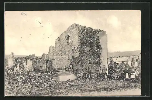 AK Véry, Soldaten vor einer Ruine
