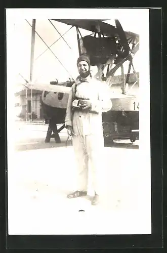 Foto-AK Ein glücklicher Pilot vor seinem Wasserflugzeug