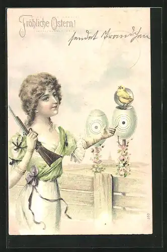 Präge-AK Frau mit Gewehr zielt auf Ei mit Osterküken, Ostergruss