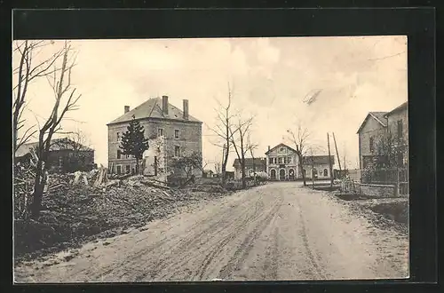 AK Challerange, Strasse und zerbombtes Haus