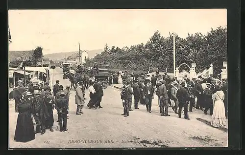 AK Deauville-sur-Mer, Passanten beim Eingang zum Ort