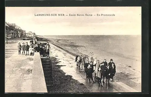 AK Langrune-sur-Mer, Ecole Notre-Dame, En Promenade