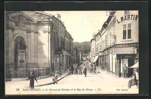 AK Bar-le-Duc, Le Monument Michaux et la Rue du Bourg
