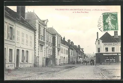 AK Villeneuve-L`Archeveque, L` Ecole des Garcons et la Rue Paul Bert