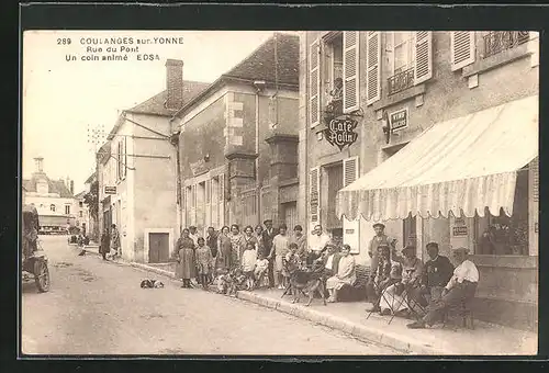 AK Coulanges-sur-Yonne, Rue du Pont, Un coin animé