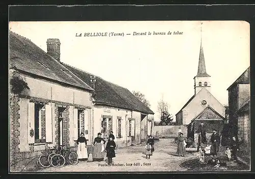 AK La Belliole, Devant le bureau de tabac