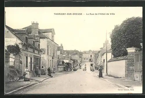 AK Thorigny-sur-Oreuse, La rue de l`Hôtel de Ville, Strassenpartie