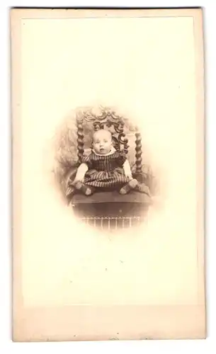Fotografie unbekannter Fotograf und Ort, Baby in Sonntagskleidung