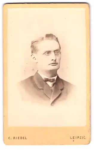 Fotografie C. Riedel, Leipzig, Rosenthal Gasse Nr. 5, Mann im Anzug mit Brille