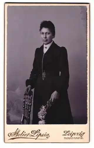 Fotografie Lipsig, Leipzig, Thomasring 16, Dame im dunklen Kleid mit Blumen