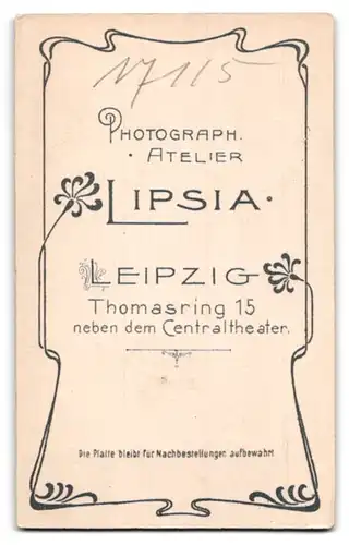 Fotografie Lipsig, Leipzig, Thomasring 16, Dame im dunklen Kleid mit Blumen