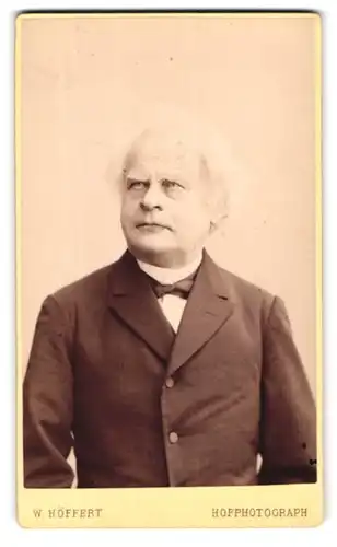 Fotografie W. Höffert, Dresden, Seestr. 10, Älterer Mann im Anzug mit grauen Haaren