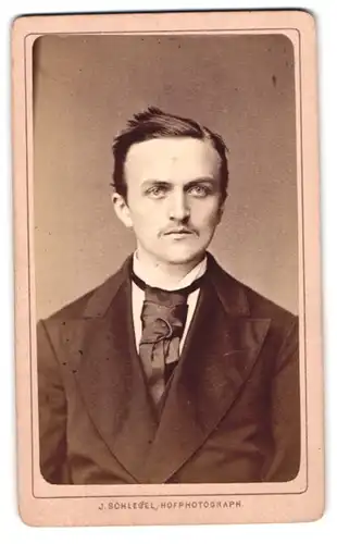 Fotografie J. Schlegel, Reichenberg, Karlstrasse Nr. 34, Junger Mann im Anzug mit Krawatte