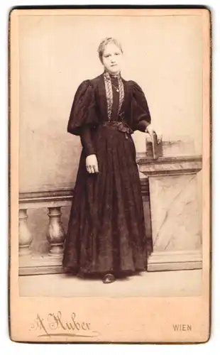 Fotografie Huber, Wien, Margarethenstr. 36, Junge Dame im dunklen Kleid mit Halskette