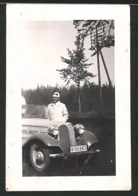 Fotografie Auto BMW Roadster, Fahrer & PKW mit Kennzeichen V-50963