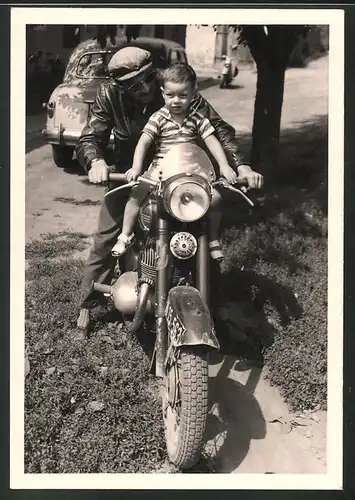 Fotografie Motorrad Jawa, Vater mit Sohn auf Krad sitzend