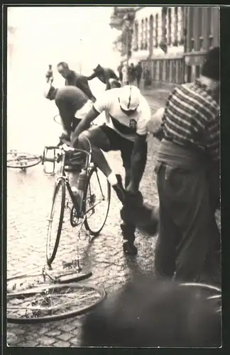 Fotografie Leipzig, Fahrradrennen Grosser Preis des neuen Deutschland, Radrennfahrer machen sich Startklar