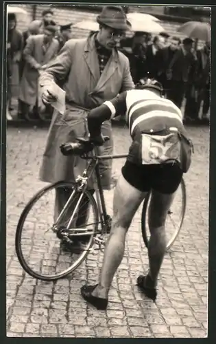 Fotografie Leipzig, Fahrradrennen Grosser Preis des neuen Deutschland, Radrennfahrer mit Startnummer 57