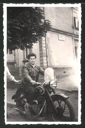 Fotografie Motorrad AWO, Bursche mit Lederjacke auf Krad sitzend