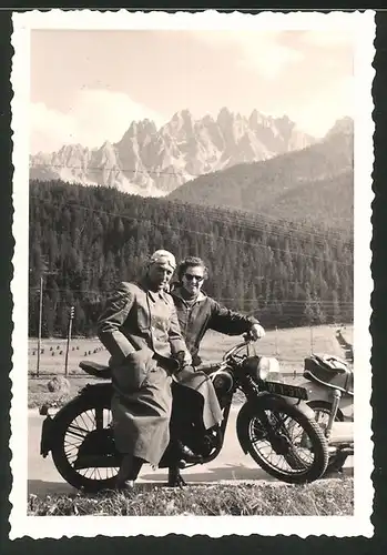 Fotografie Motorrad Puch, Paar mit Krad, Kennzeichen Wien