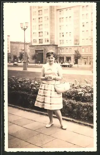Fotografie Fotolabor Weissensee, Ansicht Berlin-Weissensee, Mädchen im Kleid mit Handtasche