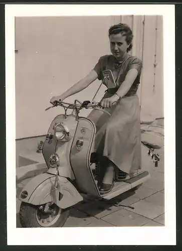 Fotografie Motorrad NSU Lambretta, hübsche junge Frau auf LKrad sitzend