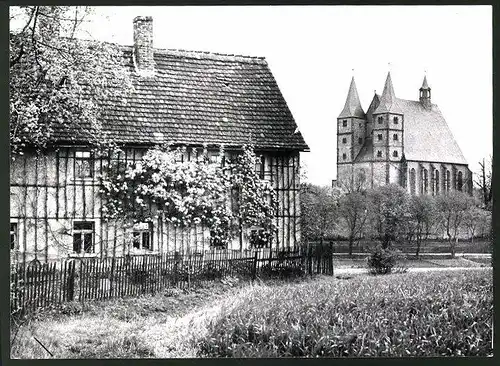 Fotografie Löhrich, München, Ansicht Geithain, Bauernhaus und Nikolaikirche