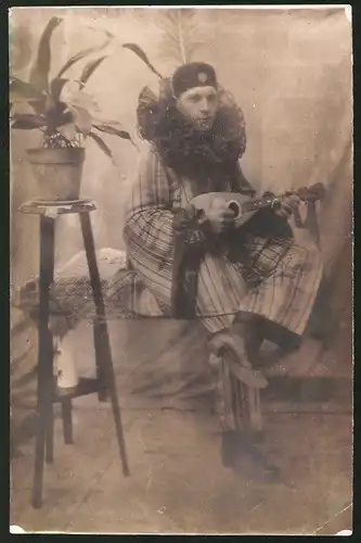 Fotografie Fastnacht 1923, Harlekin mit Saiteninstrument