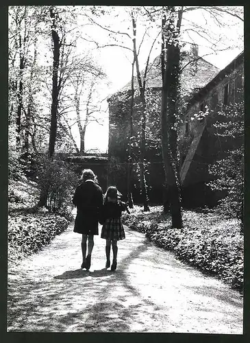 Fotografie Löhrich, Gröbenzell, Ansicht Halle / Saale, Mädchen auf dem Weg zur Burg Giebichenstein