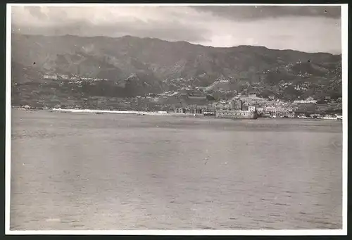 Fotografie Hoffmeister, Coblenz, Ansicht Genua, Ortschaft vom Wasser gesehen