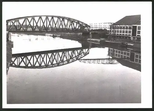 Fotografie Fotograf unbekannt, Ansicht Strasbourg, Brücke spiegelt sich im Fluss