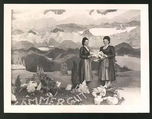Fotografie Wels, Fremdenverkehrsmesse 1949, Damen in Tracht aus dem Salzkammergut