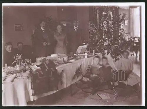 Fotografie Weihnachten, Knaben mit Schlitten & Mädchen mit Puppenwiege nebst Familie mit Weihnachtsbaum