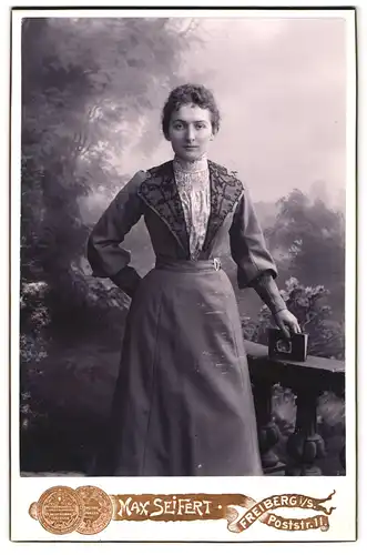 Fotografie Max Seifert, Freiberg i. S., Poststr. 11, Hübsche Frau im Sonntagskleid mit Buch