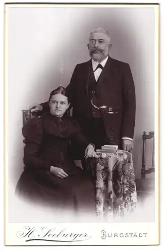 Fotografie H. Seeburger, Burgstädt, Ehepaar in Sonntagskleidung