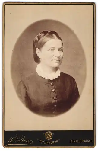 Fotografie M. J. Simson, Dillingen a. D., Donaustrasse, Dame im Kleid mit Spitz und zusammengestecktem Haar