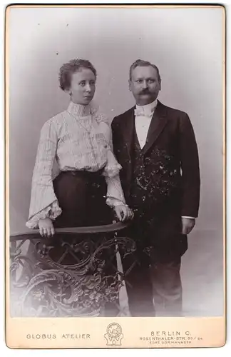 Fotografie Globus, Berlin, Rosenthalerstr. 53 /54, Ehepaar in eleganter Kleidung