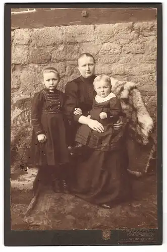 Fotografie F. Maesser, Wernigerode, Mutter mit Töchtern in eleganter Kleidung