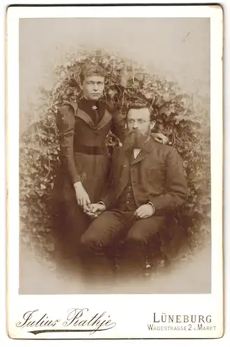 Fotografie Julius Rathje, Lüneburg, Wagestrasse 2, Ehepaar in eleganter Kleidung