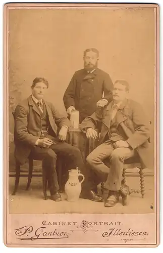 Fotografie P. Gantner, Illertissen, Männer in eleganter Kleidung mit Bier