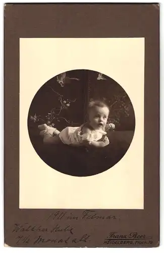 Fotografie Franz Beer, Heidelberg, Plöck 79, Baby im weissen Nachthemd