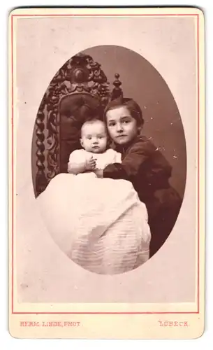 Fotografie Herm. Linde, Lübeck, Portrait kleiner Junge und Baby in zeitgenössischer Kleidung