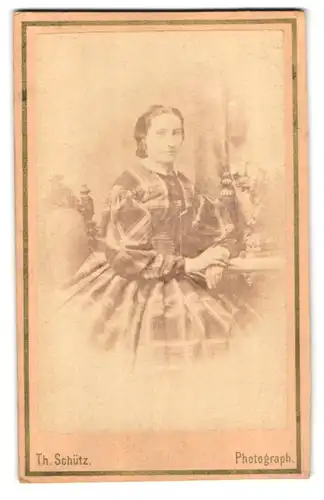 Fotografie Th. Schütz, Bremen, Lindenstrasse 2, Portrait junge Dame im karierten Kleid