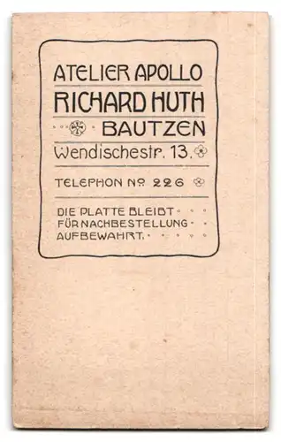 Fotografie Richard Huth, Bautzen, Wendischestrasse 13, Portrait bürgerliche Dame mit Zeitung am Tisch sitzend