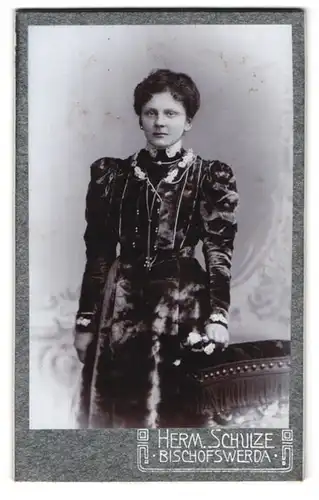 Fotografie Herm. Schulze, Bischofswerda, Portrait junge Dame im eleganten Kleid mit Blume