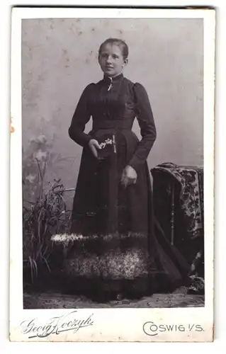 Fotografie Georg Koczyk, Coswig i / S., Grenzstrasse 42 H, Portrait junge Dame im schwarzen Kleid mit Buch