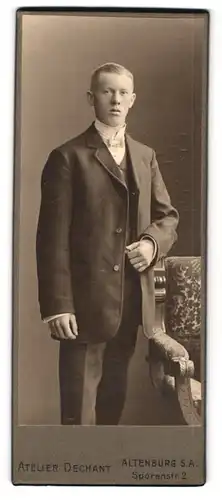 Fotografie Atelier Dechant, Altenburg / S.-A., Portrait junger Mann im Anzug mit Krawatte