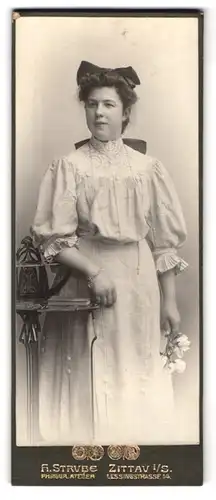 Fotografie H. Strube, Zittau i / S., Lessingstrasse 14, Portrait junge Dame im hübschen Kleid mit Blume