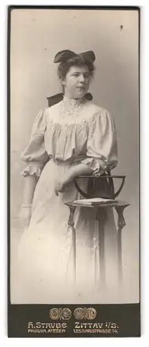 Fotografie H. Strube, Zittau i / S., Lessingstrasse 14, Portrait junge Dame im hübschen Kleid